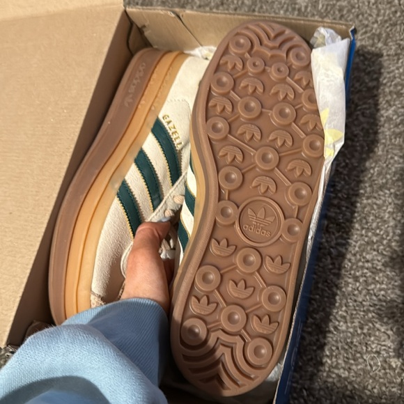 Adidas gazelle sneakers💚 - Picture 3 of 5